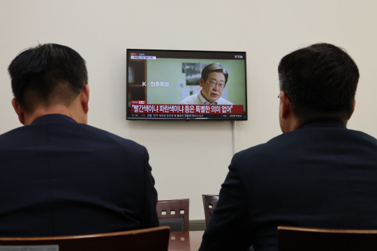 더불어민주당 박찬대 당대표 직무대행 겸 원내대표, 박성준 원내수석부대표(왼쪽)가 10일 서울 여의도 국회에서 이재명 전 대표의 대선 출마선언 영상을 지켜보고 있다.<연합뉴스 사진>